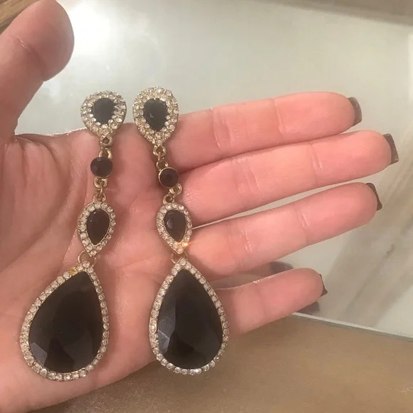 Beautiful pre-loved black dangly earrings! - Picture 1 of 2